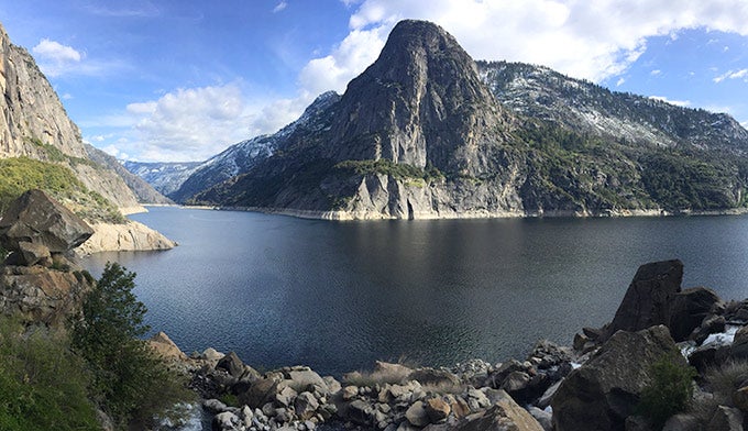 Kolana Rock de Wapama Cai no Hetch Hetchy Reservatório